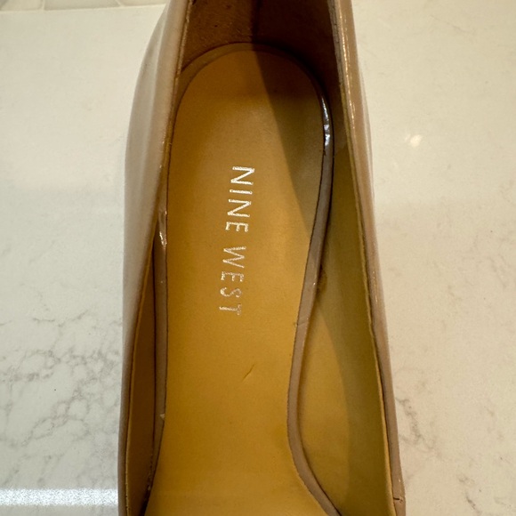 NINE WEST CASSIC ROUND TOR HEELS, SIZE 6 1/2 M. PATIENT LEATHER, EUC - Picture 4 of 6